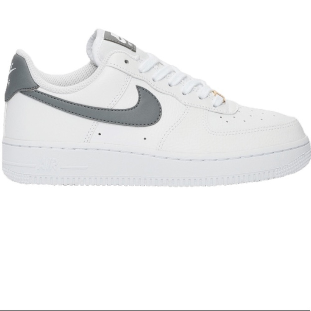 Meet your Posher Emily looking for white nike